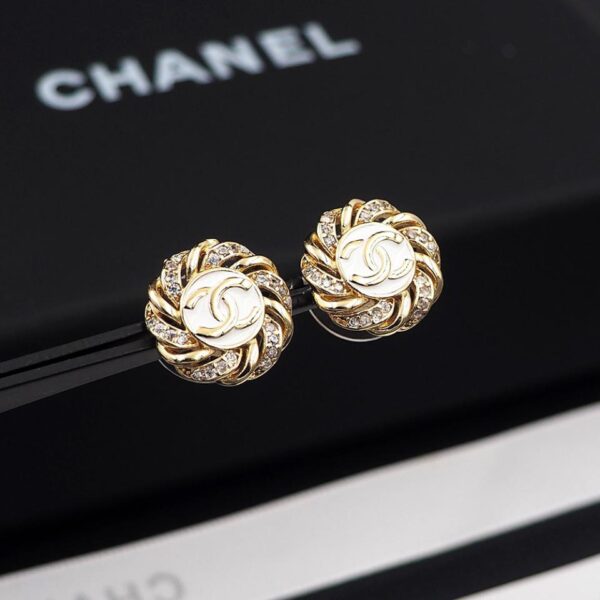 réplica,joyas,joyería,1:1,replica,fake,lujo,barato Pendientes Chanel con diseño de botones de esmalte blanco (324A)
