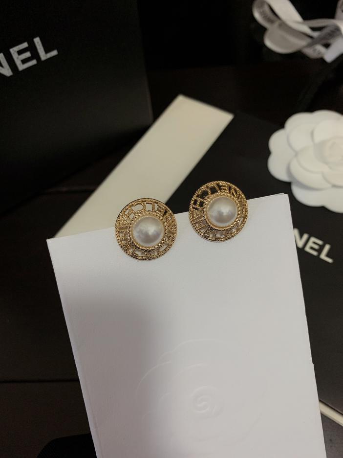 réplica,joyas,joyería,1:1,replica,fake,lujo,barato réplica,joyas,joyería,1:1,replica,fake,lujo,barato Aretes con perlas y letras huecas de Chanel (08D6)