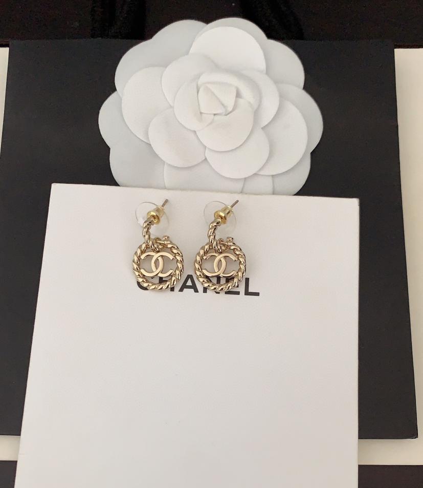 réplica,joyas,joyería,1:1,replica,fake,lujo,barato réplica,joyas,joyería,1:1,replica,fake,lujo,barato Los últimos ganchos para orejas redondos huecos en oro claro de Chanel (F8DD)