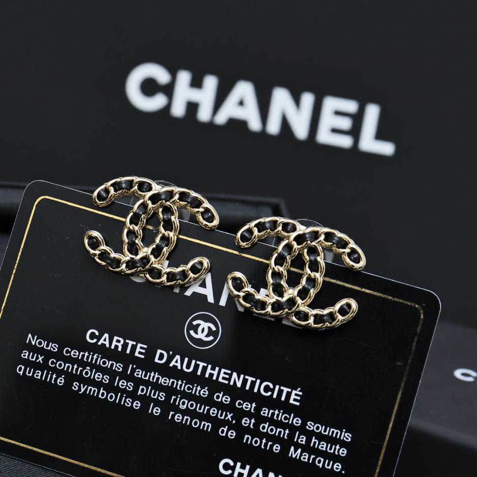 réplica,joyas,joyería,1:1,replica,fake,lujo,barato réplica,joyas,joyería,1:1,replica,fake,lujo,barato Aretes Chanel de cuero negro y oro con doble C (A33B)