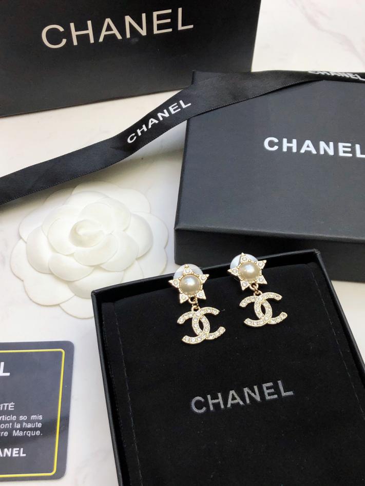 réplica,joyas,joyería,1:1,replica,fake,lujo,barato réplica,joyas,joyería,1:1,replica,fake,lujo,barato Aretes Chanel con estrella de nácar y doble C (A01C)