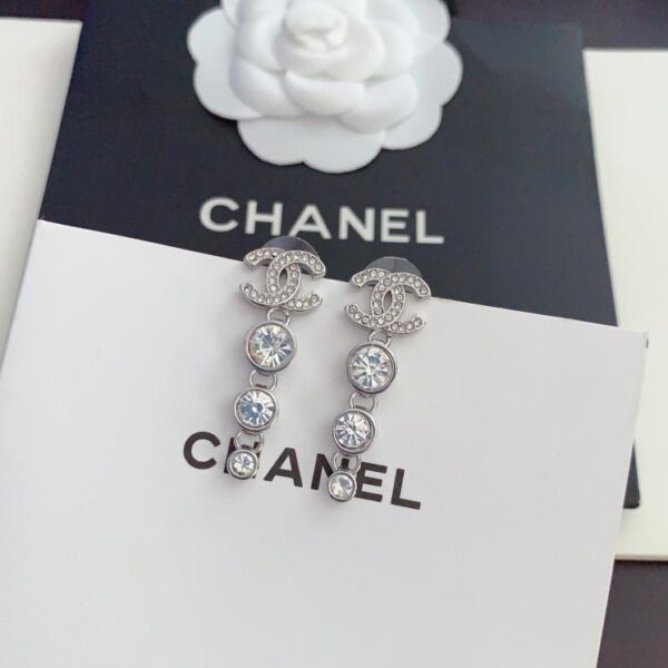réplica,joyas,joyería,1:1,replica,fake,lujo,barato Pendientes de diamantes redondos plateados más recientes de Chanel (8E6F)