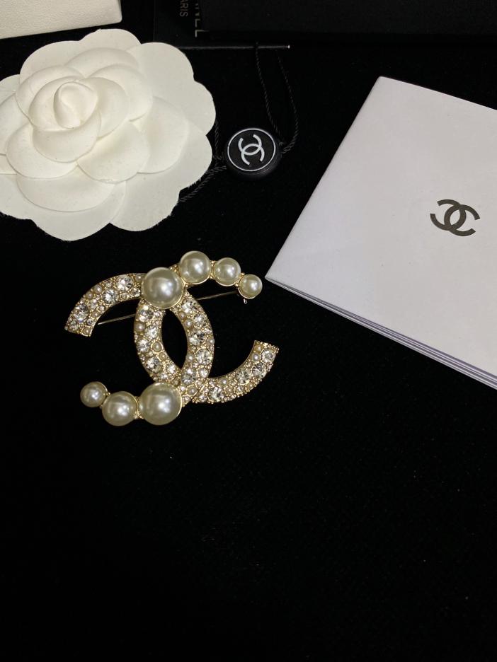 réplica,joyas,joyería,1:1,replica,fake,lujo,barato réplica,joyas,joyería,1:1,replica,fake,lujo,barato Chanel nuevo broche CC de diamantes 5A con incrustaciones de perlas (D8BB)