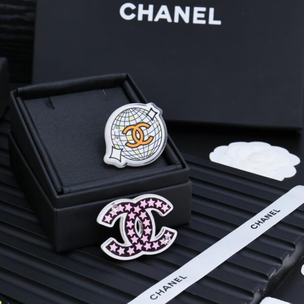 réplica,joyas,joyería,1:1,replica,fake,lujo,barato Broche cómico acrílico con graffiti pintado de Chanel (A917)