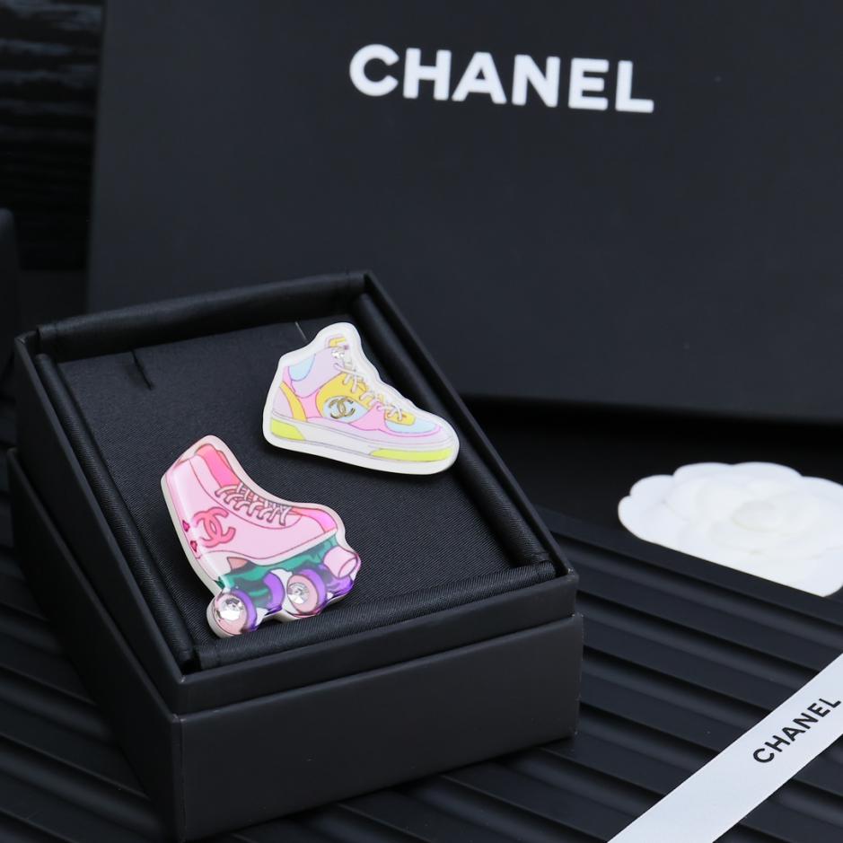 réplica,joyas,joyería,1:1,replica,fake,lujo,barato réplica,joyas,joyería,1:1,replica,fake,lujo,barato Broche cómico acrílico con graffiti pintado de Chanel (0A70)