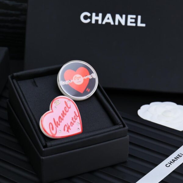 réplica,joyas,joyería,1:1,replica,fake,lujo,barato Broche cómico acrílico con graffiti pintado de Chanel (E4B2)