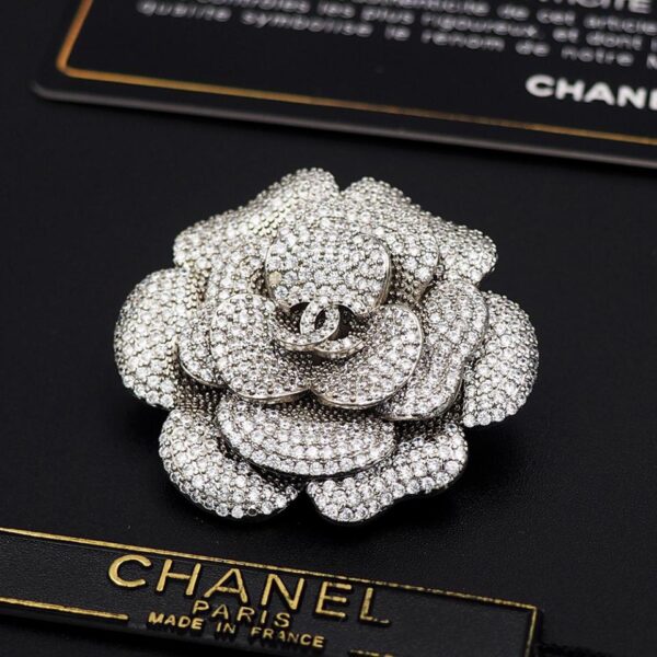 réplica,joyas,joyería,1:1,replica,fake,lujo,barato Broche Chanel con diamantes y camelia (9DB5)