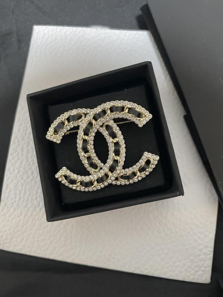 réplica,joyas,joyería,1:1,replica,fake,lujo,barato réplica,joyas,joyería,1:1,replica,fake,lujo,barato Chanel nuevo broche cuero + broche doble C de diamantes (5291)