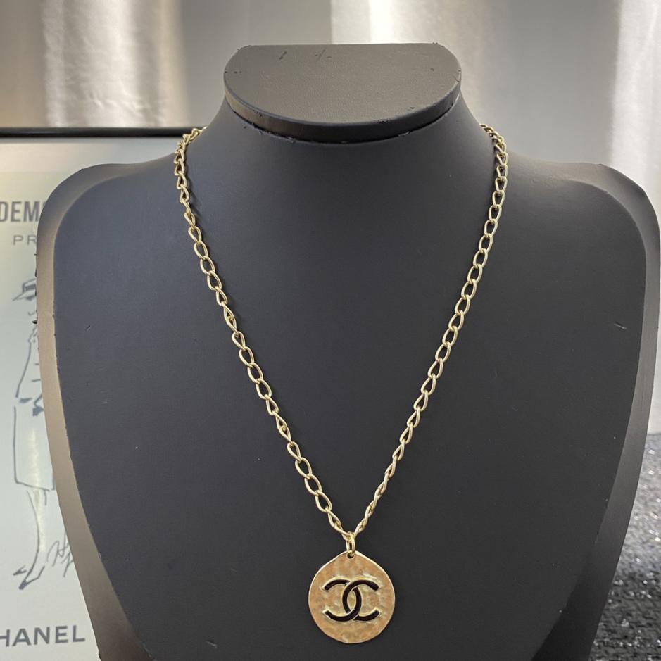 réplica,joyas,joyería,1:1,replica,fake,lujo,barato réplica,joyas,joyería,1:1,replica,fake,lujo,barato Collar Chanel Collar Chanel 22 con placa de metal de segunda mano (8418)