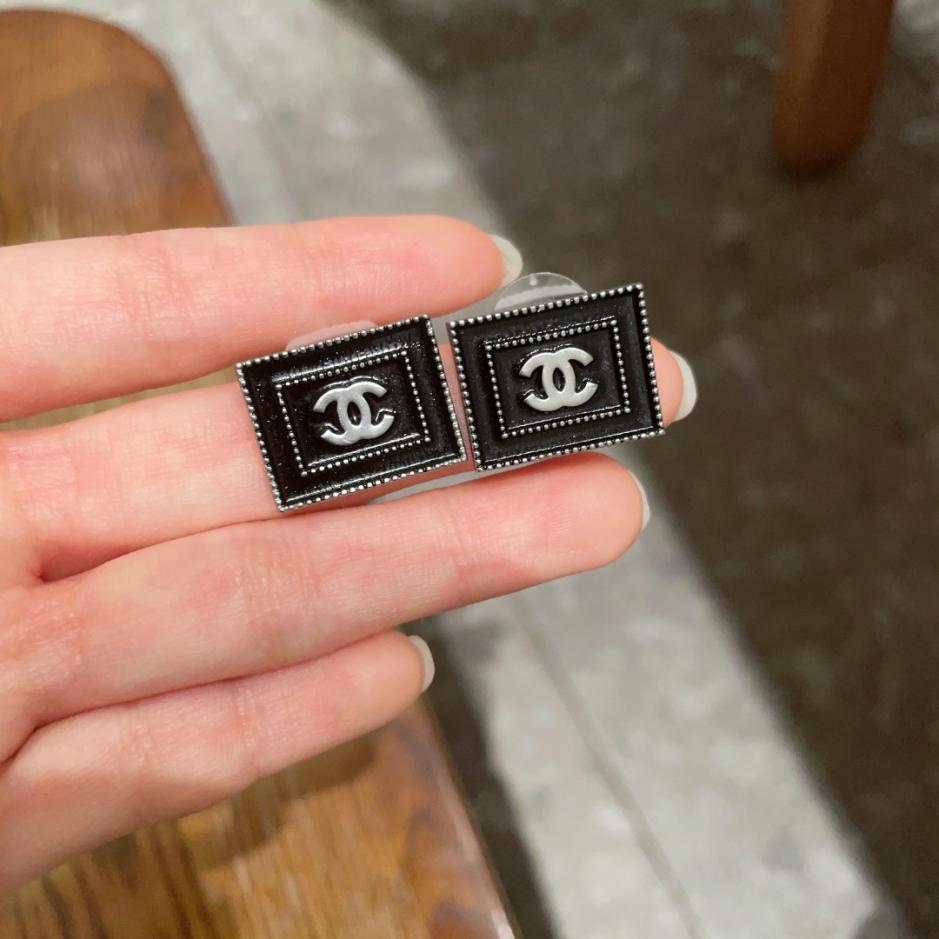 réplica,joyas,joyería,1:1,replica,fake,lujo,barato réplica,joyas,joyería,1:1,replica,fake,lujo,barato Aretes clásicos con doble C de Chanel (E667)
