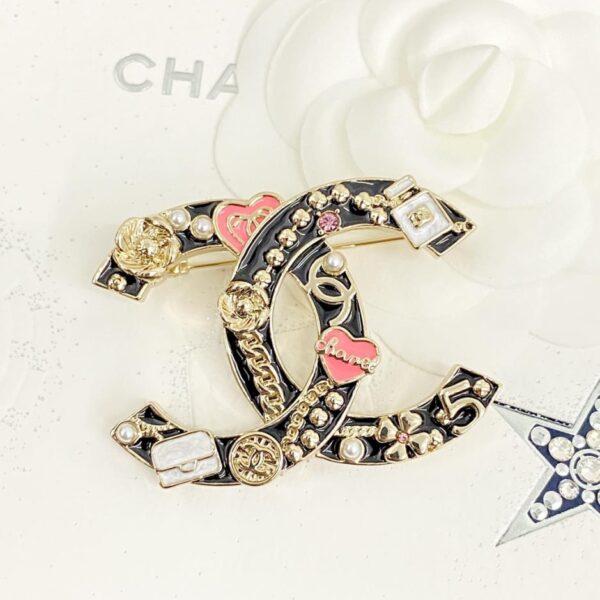 réplica,joyas,joyería,1:1,replica,fake,lujo,barato Broche Chanel con doble C esmaltado en oro negro (2D93)