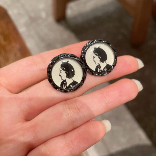 réplica,joyas,joyería,1:1,replica,fake,lujo,barato Aretes con doble C y retrato redondo de Chanel (EB37)