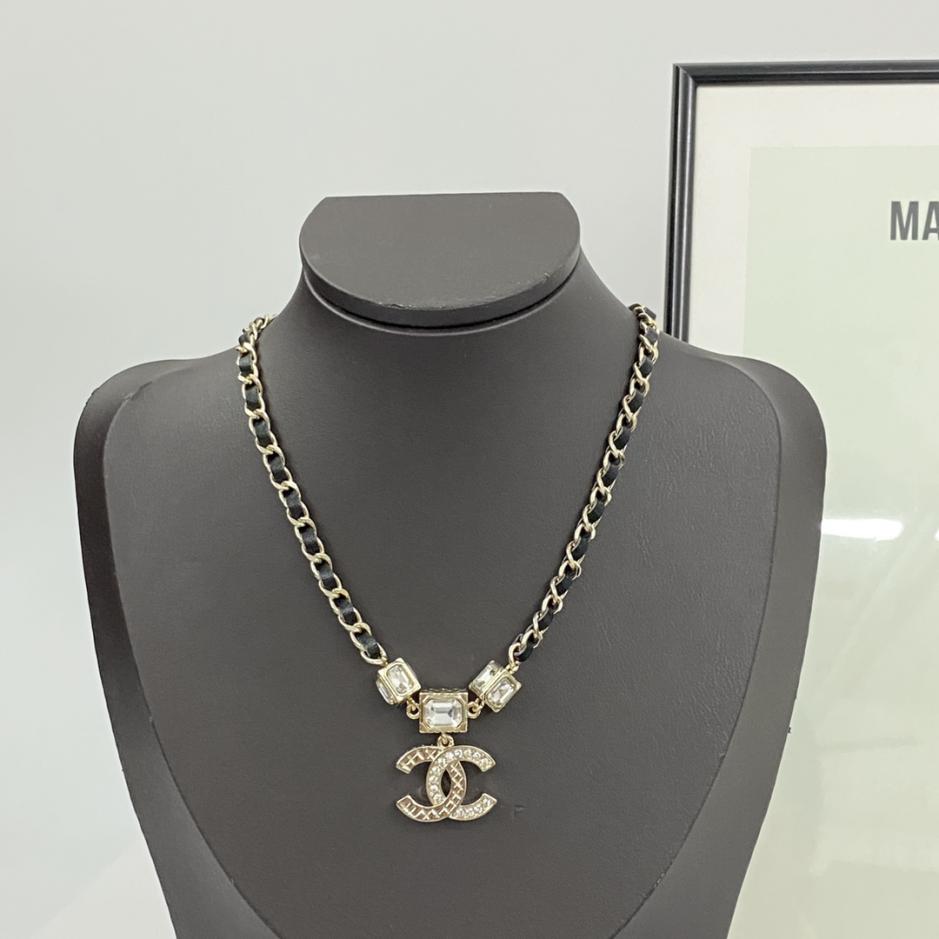 réplica,joyas,joyería,1:1,replica,fake,lujo,barato réplica,joyas,joyería,1:1,replica,fake,lujo,barato Collar de cuero trenzado con cristales y diamantes cuadrados con doble c de diamantes Chanel (2D17)