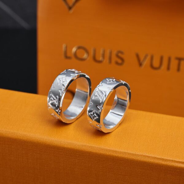 réplica,joyas,joyería,1:1,replica,fake,lujo,barato Louis Vuitton nuevo anillo plateado con estampado de logotipo, talla 6-11 (A224)