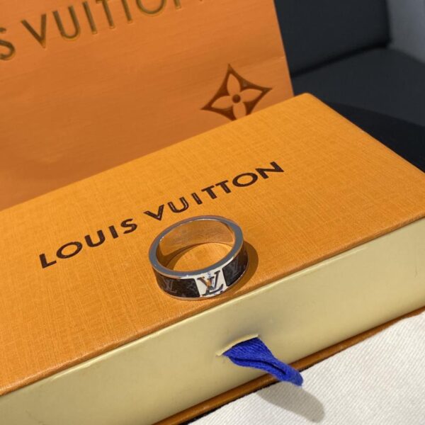 réplica,joyas,joyería,1:1,replica,fake,lujo,barato Anillo de metal decorativo con logo estampado LOUIS VUITTON para hombre y mujer (F864)