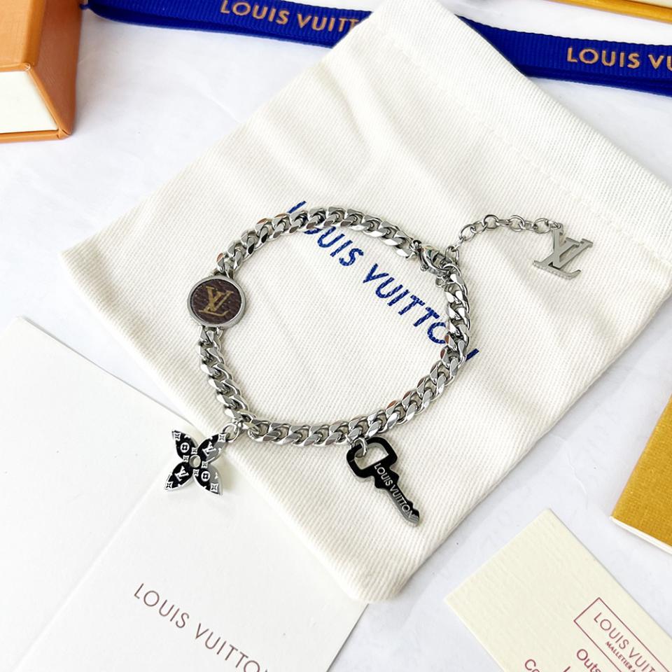 réplica,joyas,joyería,1:1,replica,fake,lujo,barato réplica,joyas,joyería,1:1,replica,fake,lujo,barato Nueva pulsera Monogram Lock de Louis Vuitton (2C92)