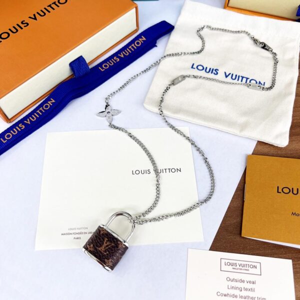 réplica,joyas,joyería,1:1,replica,fake,lujo,barato El nuevo collar Monogram Lock de Louis Vuitton (926A)