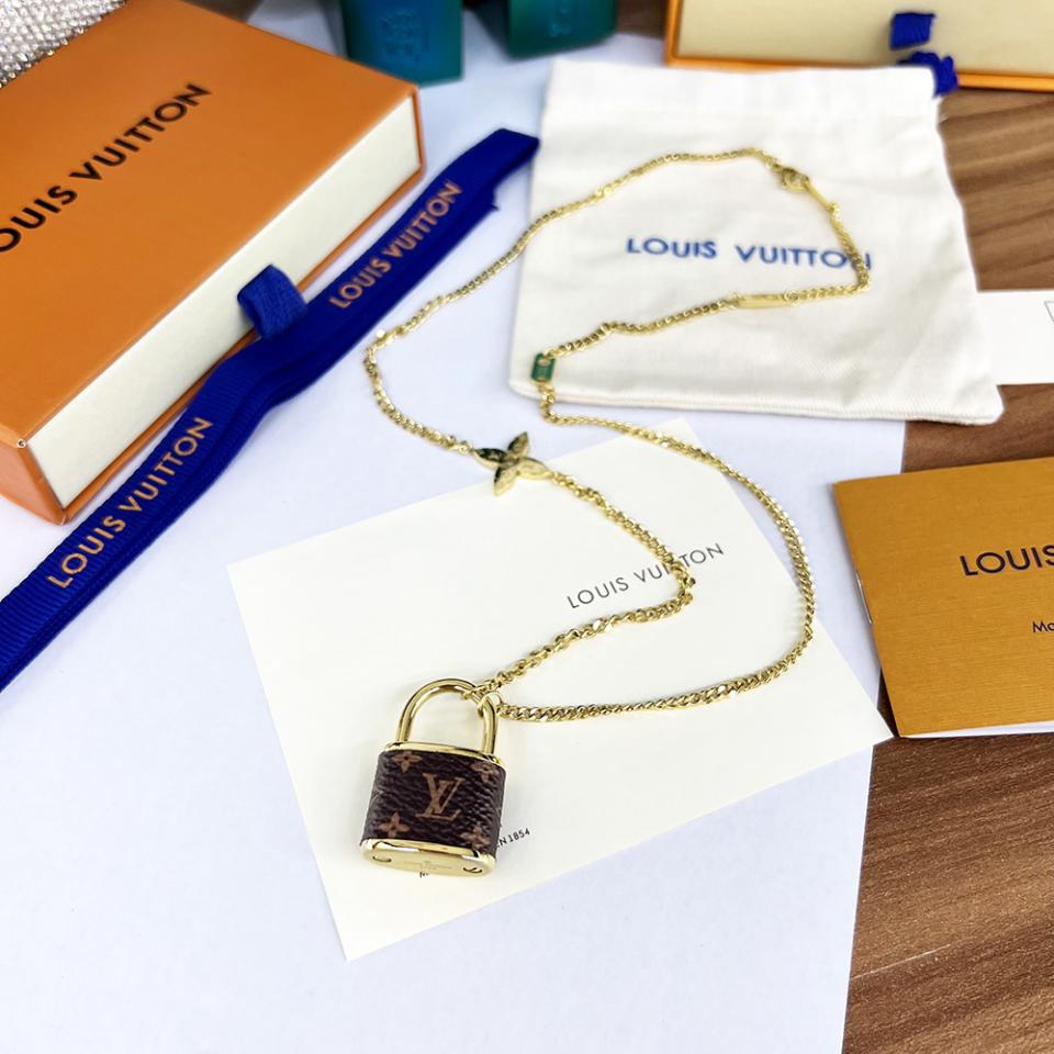 réplica,joyas,joyería,1:1,replica,fake,lujo,barato réplica,joyas,joyería,1:1,replica,fake,lujo,barato El nuevo collar Monogram Lock de Louis Vuitton (CEA0)