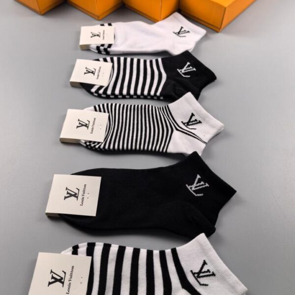réplica,joyas,joyería,1:1,replica,fake,lujo,barato Nuevos calcetines LV, alta calidad, muy cómodos, absorbentes del sudor, transpirables y antideslizantes, mismo estilo para hombre y mujer, cinco pares en una caja (4150)