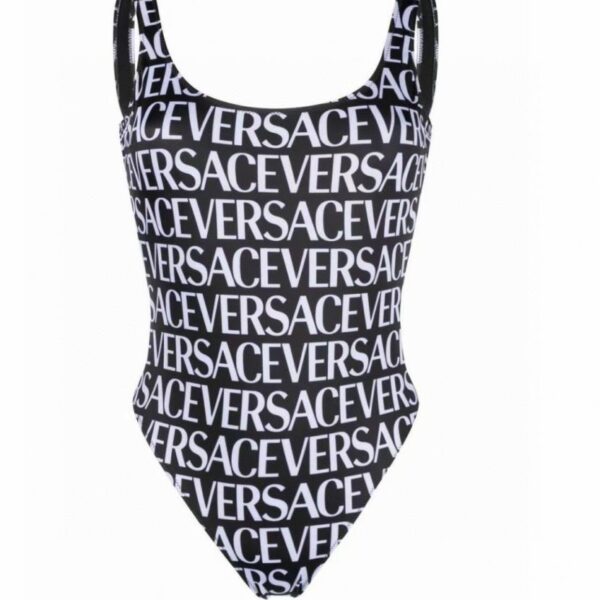 réplica,joyas,joyería,1:1,replica,fake,lujo,barato El nuevo traje de baño de una pieza con estampado de letras de Versace muestra un encanto maduro