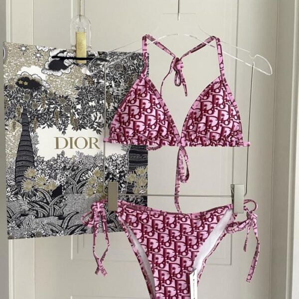 réplica,joyas,joyería,1:1,replica,fake,lujo,barato El nuevo bikini de Dior es un bañador apto para diversos escenarios: playa, piscina, aguas termales, parque acuático, rafting.