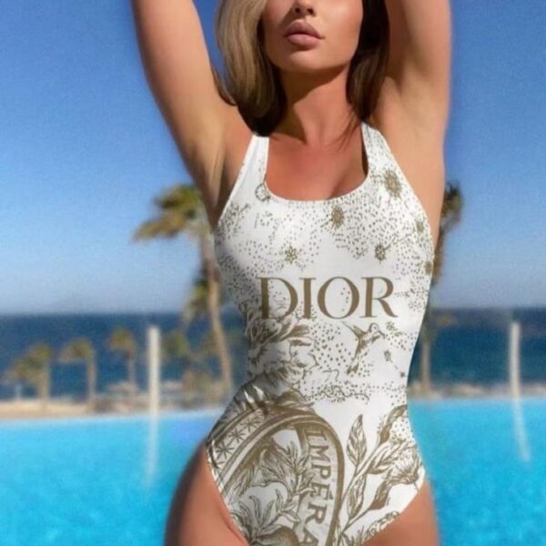 réplica,joyas,joyería,1:1,replica,fake,lujo,barato El nuevo traje de baño de Dior se adapta a diversos escenarios: playa, piscina, aguas termales, parque acuático, rafting