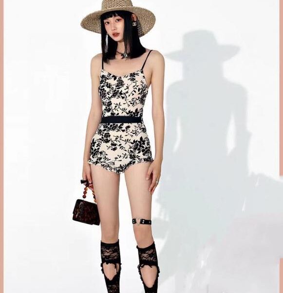 réplica,joyas,joyería,1:1,replica,fake,lujo,barato El nuevo traje de baño de una pieza de Chanel es adecuado para varios escenarios: playa, piscina, aguas termales, parque acuático, rafting.