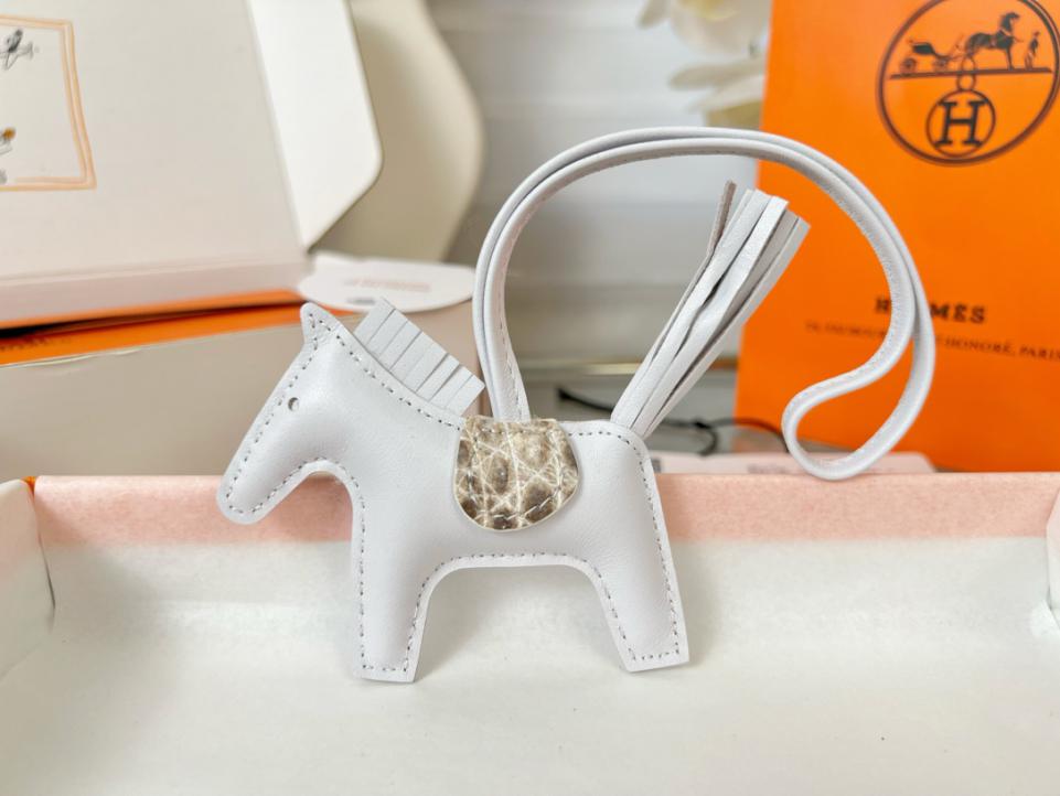 réplica,joyas,joyería,1:1,replica,fake,lujo,barato réplica,joyas,joyería,1:1,replica,fake,lujo,barato Colgante y llavero original de bolso HERMES Rodeo pegase de alta calidad hechos con costuras hechas a mano