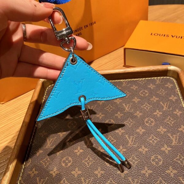 réplica,joyas,joyería,1:1,replica,fake,lujo,barato Llavero con dijes de bolso «Sostén una cometa y explora París» de Louis Vuitton