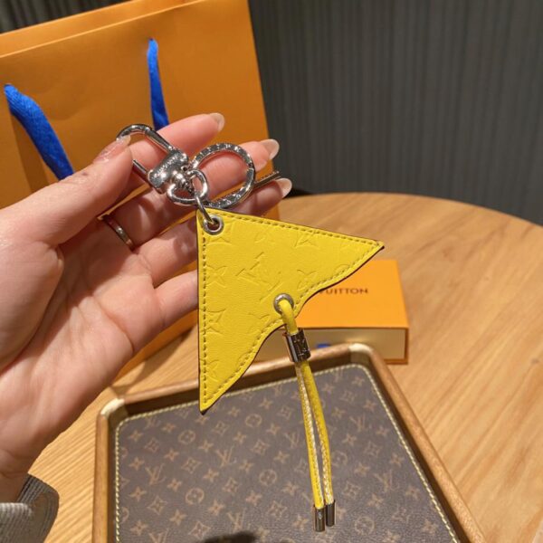 réplica,joyas,joyería,1:1,replica,fake,lujo,barato Llavero con dijes de bolso «Sostén una cometa y explora París» de Louis Vuitton