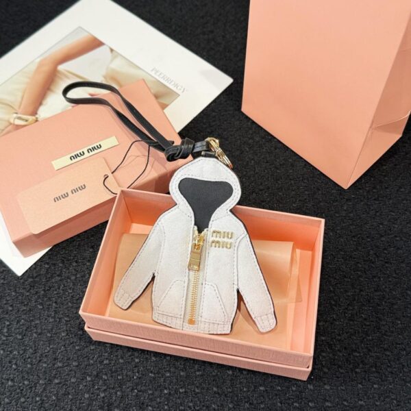 réplica,joyas,joyería,1:1,replica,fake,lujo,barato Colgante de cordón para chaqueta con capa de aire de cuero MIUMIU