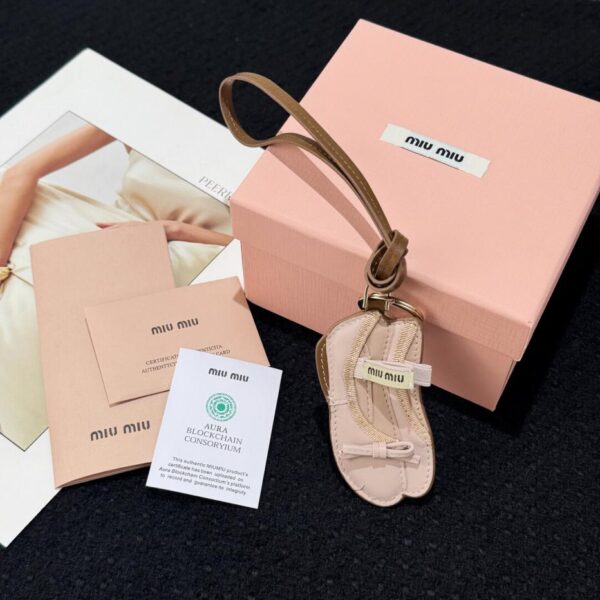 réplica,joyas,joyería,1:1,replica,fake,lujo,barato Colgante de cordón para zapatillas de ballet de cuero MIUMIU