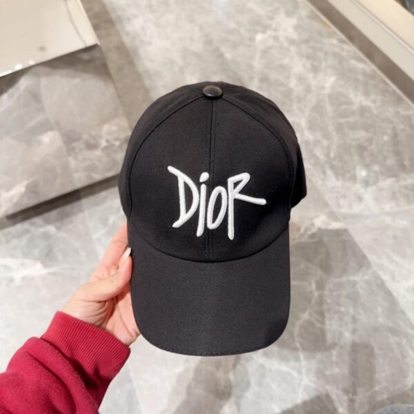 réplica,joyas,joyería,1:1,replica,fake,lujo,barato El sitio web oficial de DIOR sincroniza la nueva gorra de béisbol para presbicia