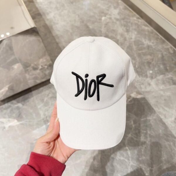 réplica,joyas,joyería,1:1,replica,fake,lujo,barato El sitio web oficial de DIOR sincroniza la nueva gorra de béisbol para presbicia