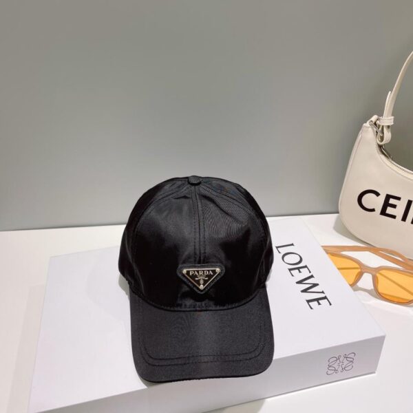 réplica,joyas,joyería,1:1,replica,fake,lujo,barato Las nuevas gorras de béisbol de Prada se envían simultáneamente desde los mostradores