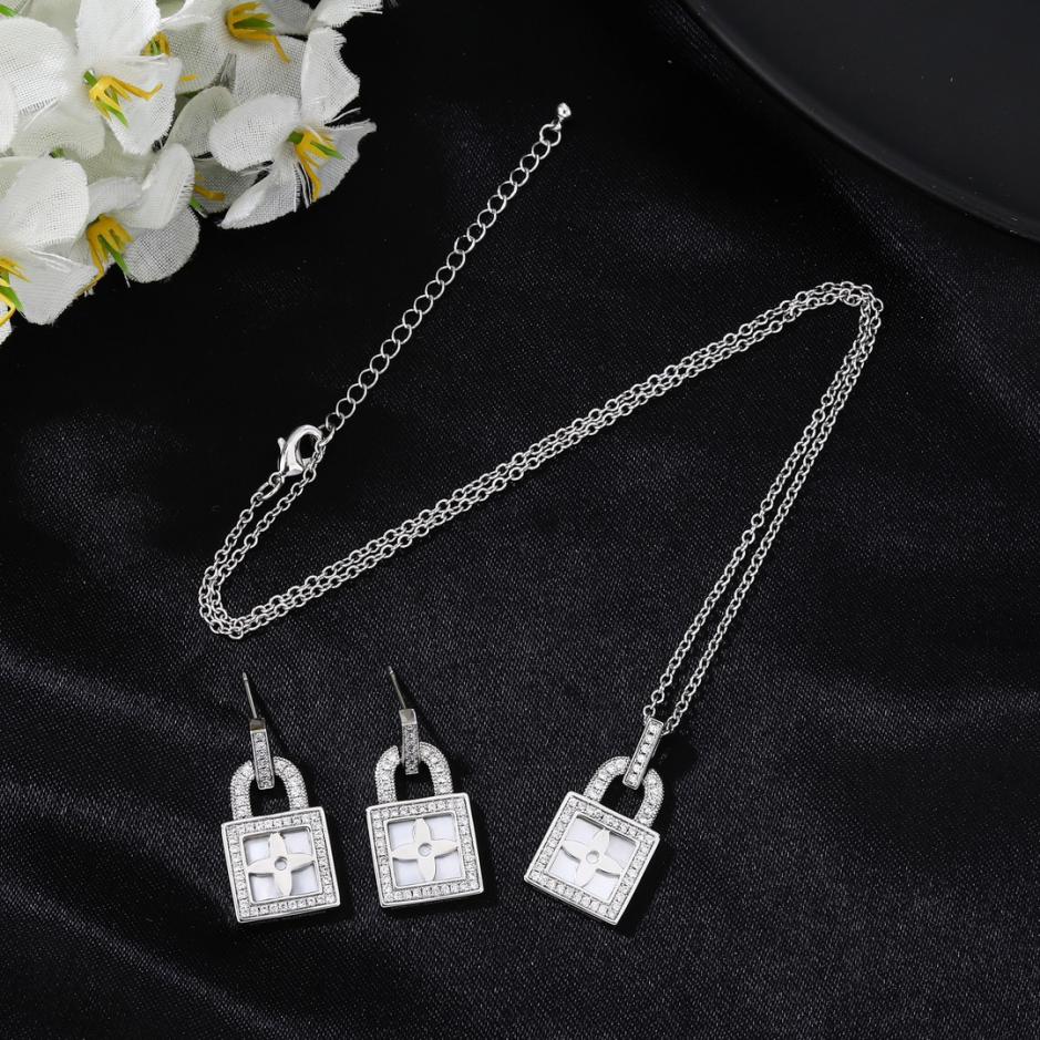 réplica,joyas,joyería,1:1,replica,fake,lujo,barato réplica,joyas,joyería,1:1,replica,fake,lujo,barato Conjunto nuevo de pendientes y collar LV (7L77A)