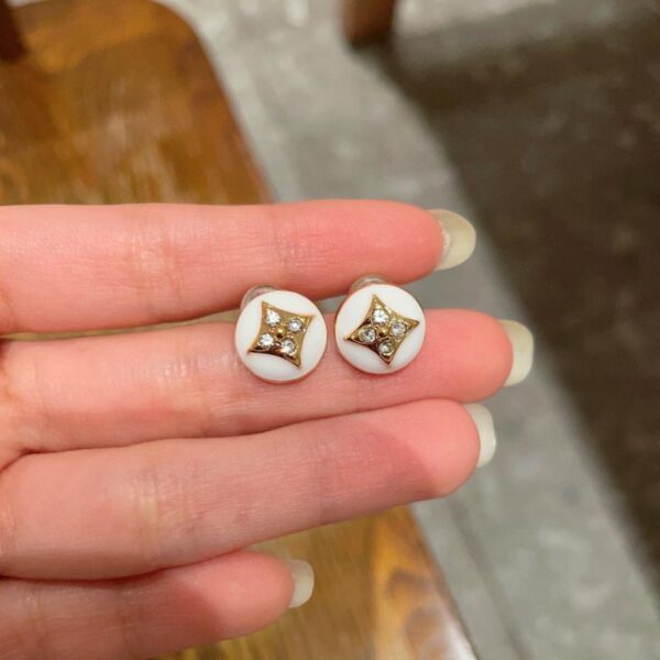 réplica,joyas,joyería,1:1,replica,fake,lujo,barato Pendientes LV originales de latón con aguja de plata de ley 925 (A27DO)