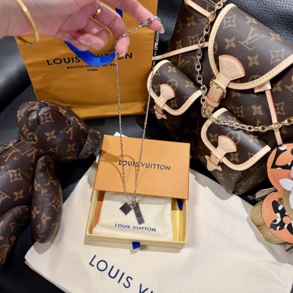 réplica,joyas,joyería,1:1,replica,fake,lujo,barato Collar con placa de letra de esmalte negro de Louis Vuitton (CQKAW)