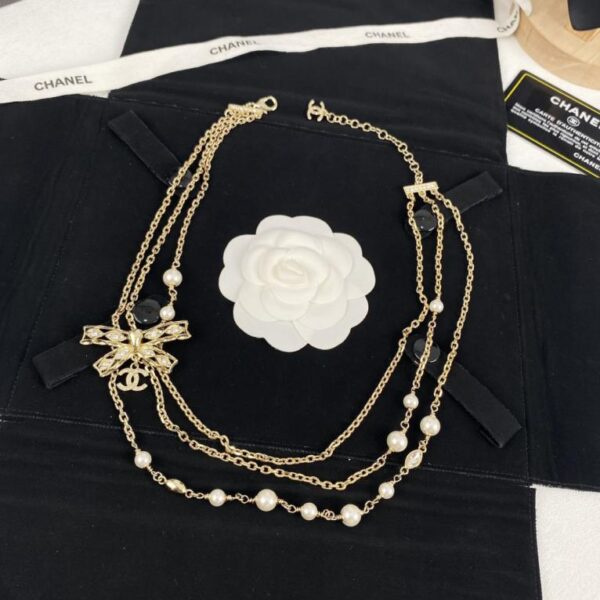 réplica,joyas,joyería,1:1,replica,fake,lujo,barato Collar de perlas Chanel de 25 peniques con trébol de cuatro hojas, estrella, frasco de perfume, doble C y otros elementos (M0AKS)