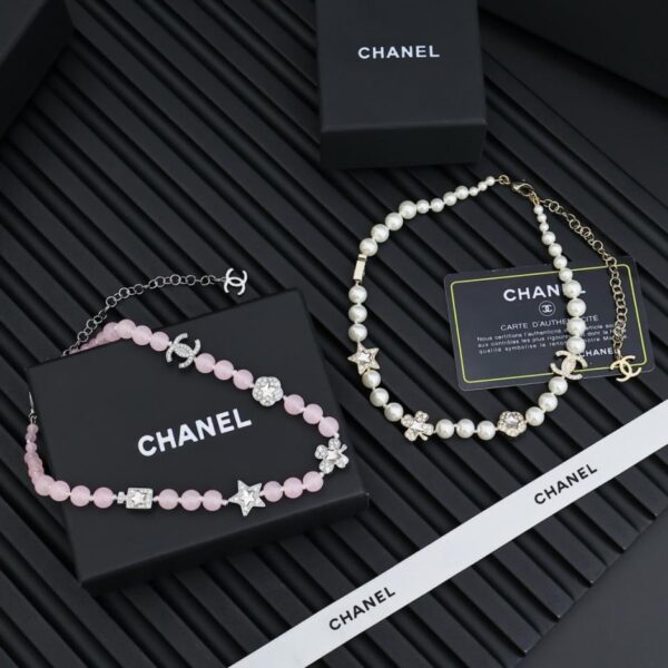 réplica,joyas,joyería,1:1,replica,fake,lujo,barato Collar de perlas Chanel de 25 peniques con trébol de cuatro hojas, estrella, frasco de perfume, doble C y otros elementos (M0AKS)