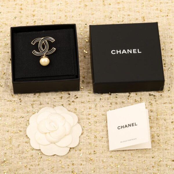 réplica,joyas,joyería,1:1,replica,fake,lujo,barato Broche de perla de esmalte negro Chanel 24s (VLTG8)