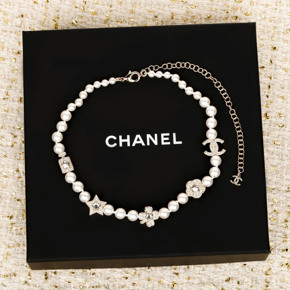 réplica,joyas,joyería,1:1,replica,fake,lujo,barato réplica,joyas,joyería,1:1,replica,fake,lujo,barato Collar de perlas con doble C y trébol de cuatro hojas en frasco de perfume Chanel (Y9VJG)