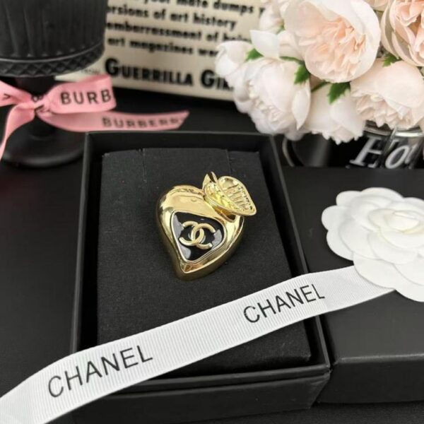 réplica,joyas,joyería,1:1,replica,fake,lujo,barato Broche Chanel 25a con esmalte negro, corazón y hojas con borde dorado (RZJYR)