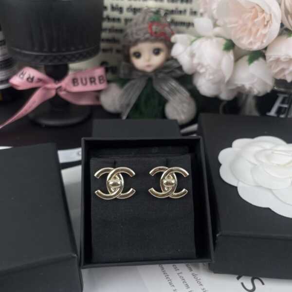 réplica,joyas,joyería,1:1,replica,fake,lujo,barato Pendientes Chanel con botón clásico dorado y doble C (PN7Q3)