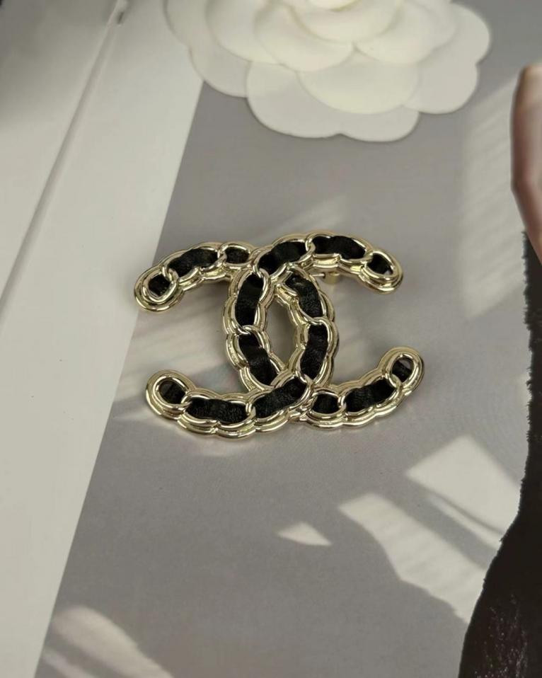 réplica,joyas,joyería,1:1,replica,fake,lujo,barato réplica,joyas,joyería,1:1,replica,fake,lujo,barato Broche clásico de cuero con doble C de Chanel (E9AH8)