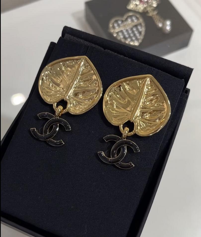 réplica,joyas,joyería,1:1,replica,fake,lujo,barato réplica,joyas,joyería,1:1,replica,fake,lujo,barato Pendientes Chanel de esmalte con forma de abanico de plátano en oro negro (O2IEG)