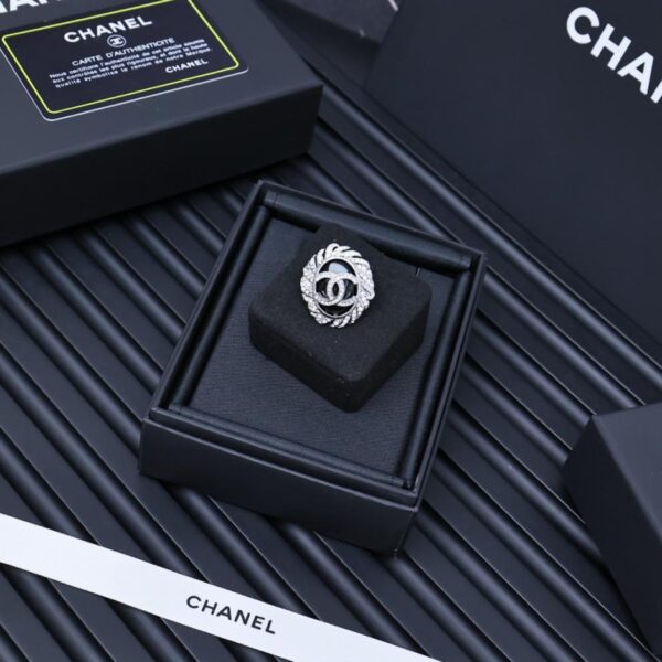 réplica,joyas,joyería,1:1,replica,fake,lujo,barato Broche de plumas ovaladas con diamantes de Chanel 25s (J3UQU)