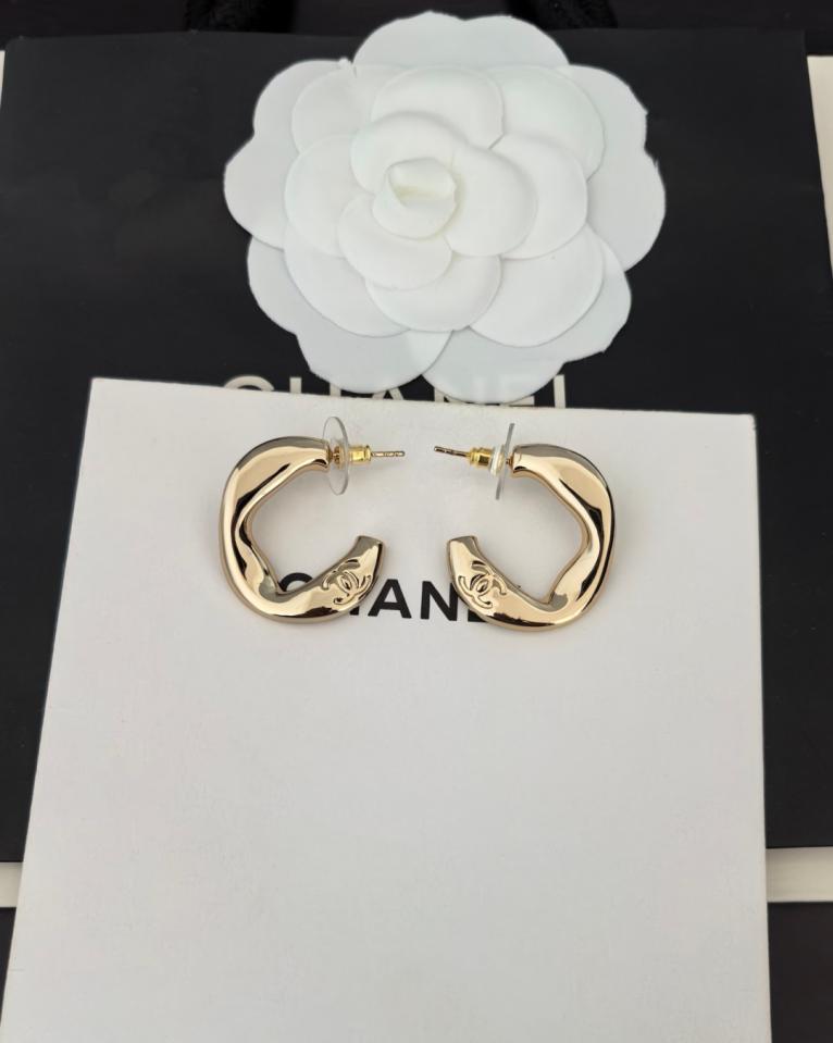 réplica,joyas,joyería,1:1,replica,fake,lujo,barato réplica,joyas,joyería,1:1,replica,fake,lujo,barato Los últimos pendientes de oro claro de Chanel están hechos de latón (2LVBD)