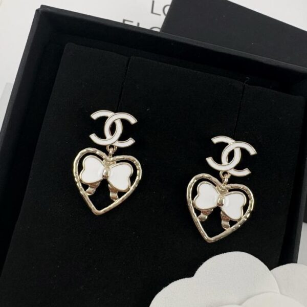 réplica,joyas,joyería,1:1,replica,fake,lujo,barato Pendientes de corazón con lazo de esmalte blanco de Chanel (NYQY2)