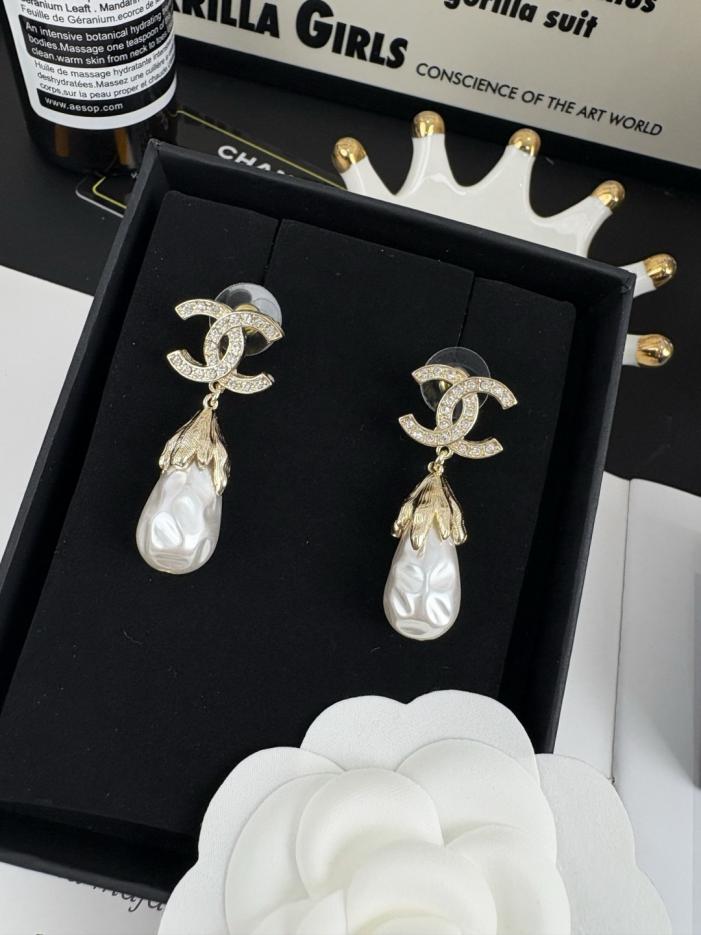 réplica,joyas,joyería,1:1,replica,fake,lujo,barato réplica,joyas,joyería,1:1,replica,fake,lujo,barato Pendientes Chanel con colgante de perla y letras de diamantes de imitación en oro y plata (62ZC4)